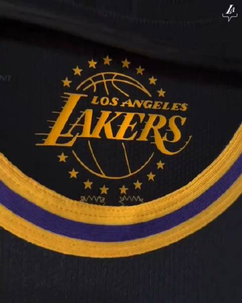 湖人今天的比赛球衣黑曼巴蛇纹战袍