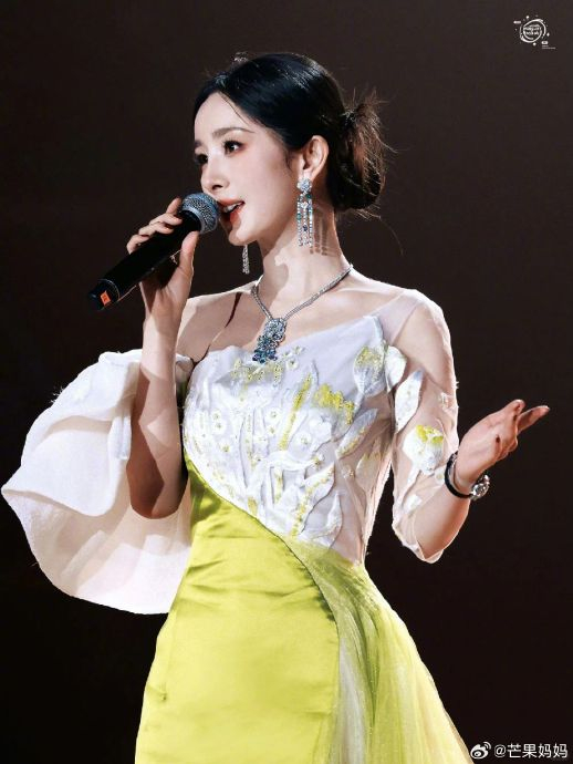 杨幂百花迎春晚会造型!真的春意盎然的感觉|杨幂|百花_新浪新闻