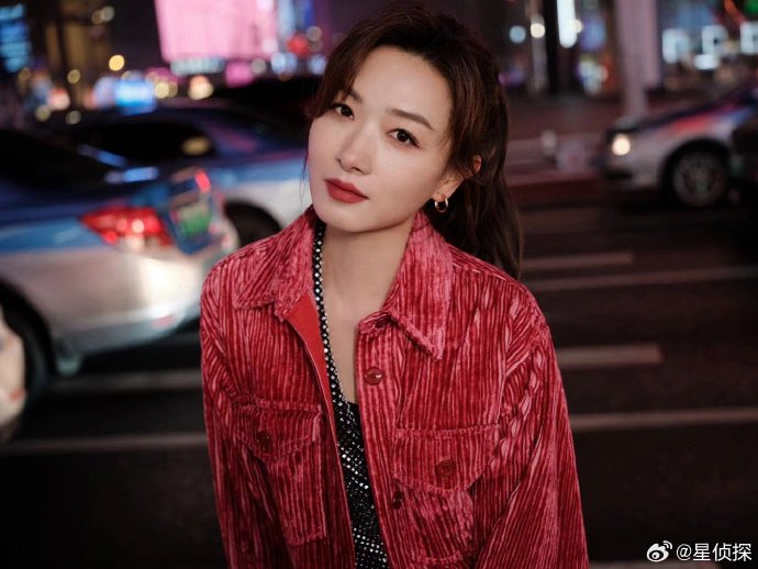 万茜在春晚的造型真的很惊喜,马尾高辫子简直就是非常青春呢