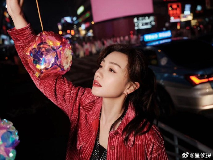 万茜在春晚的造型真的很惊喜,马尾高辫子简直就是非常青春呢