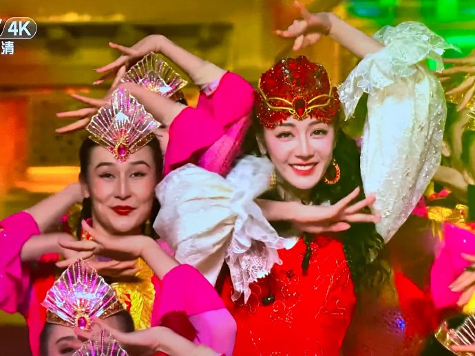 真美神降临!|迪丽热巴|春节联欢晚会|新疆_新浪新闻