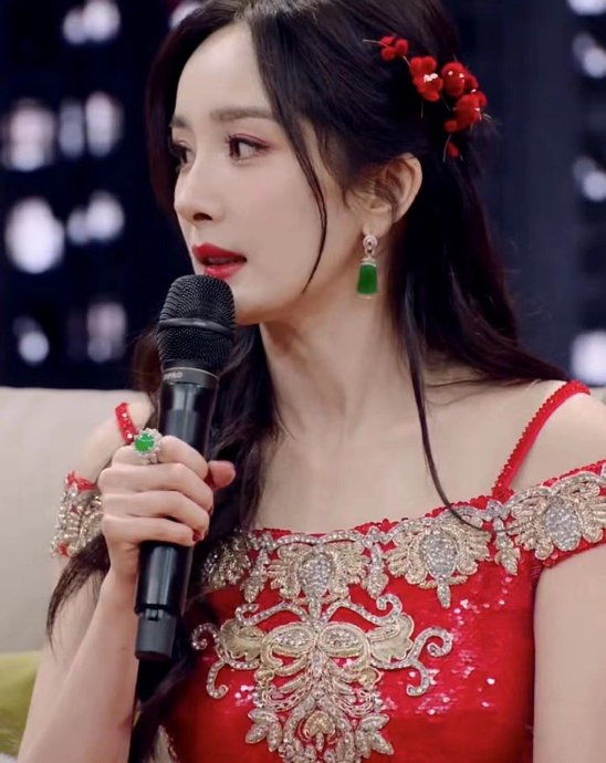 杨幂春晚舞台片段有,一波怼脸镜头推过去,皮肤状态超能打!