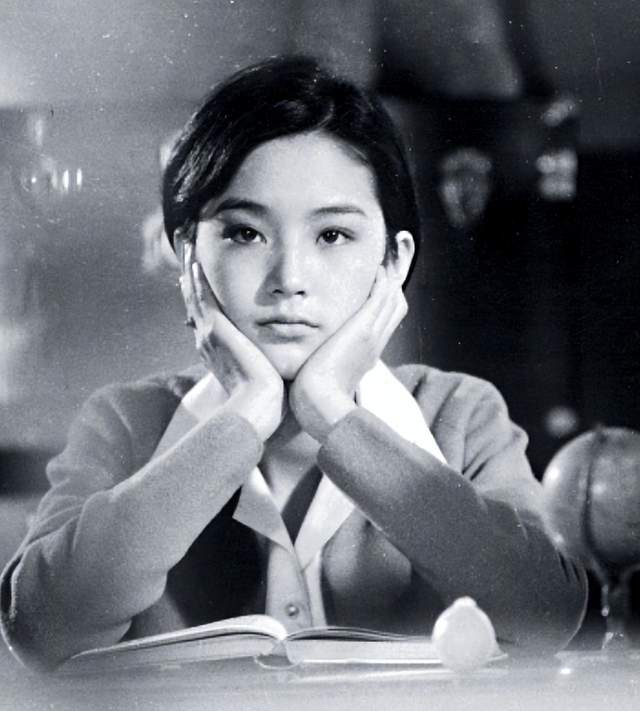 林青霞现身上海,为工作人员派发新年红包很暖心,不老女神没架子