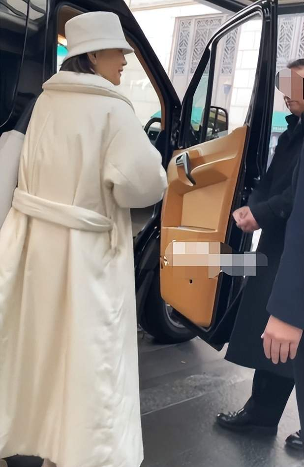 林青霞现身上海,为工作人员派发新年红包很暖心,不老女神没架子