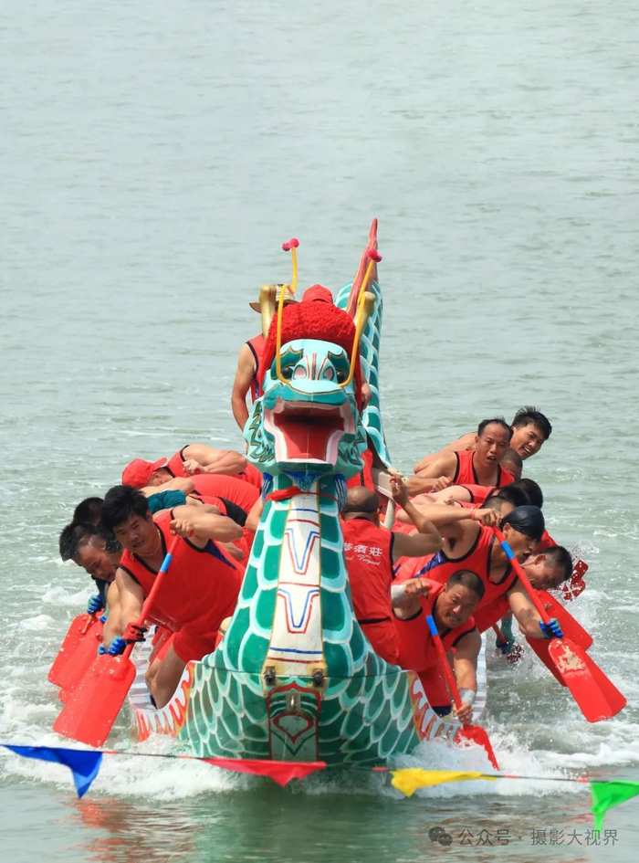 《放龙入海》 曾东平摄泉州泉港沙格龙舟赛《龙行天下》 彭燕珍摄于