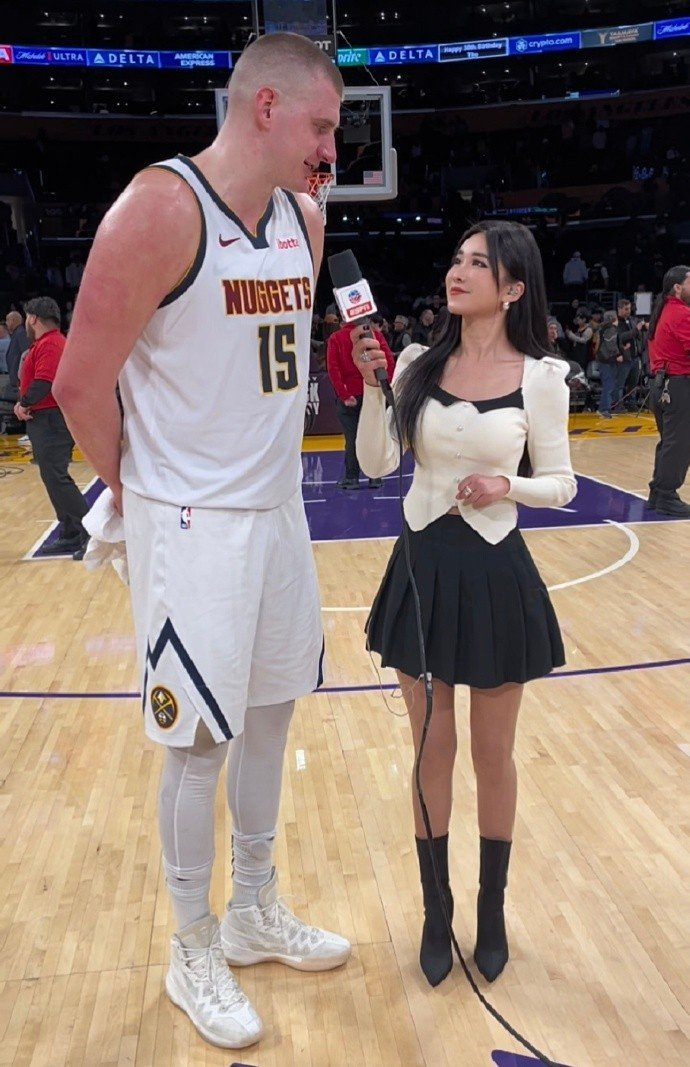 赛后,掘金球星约基奇接受了记者周玲安的采访.