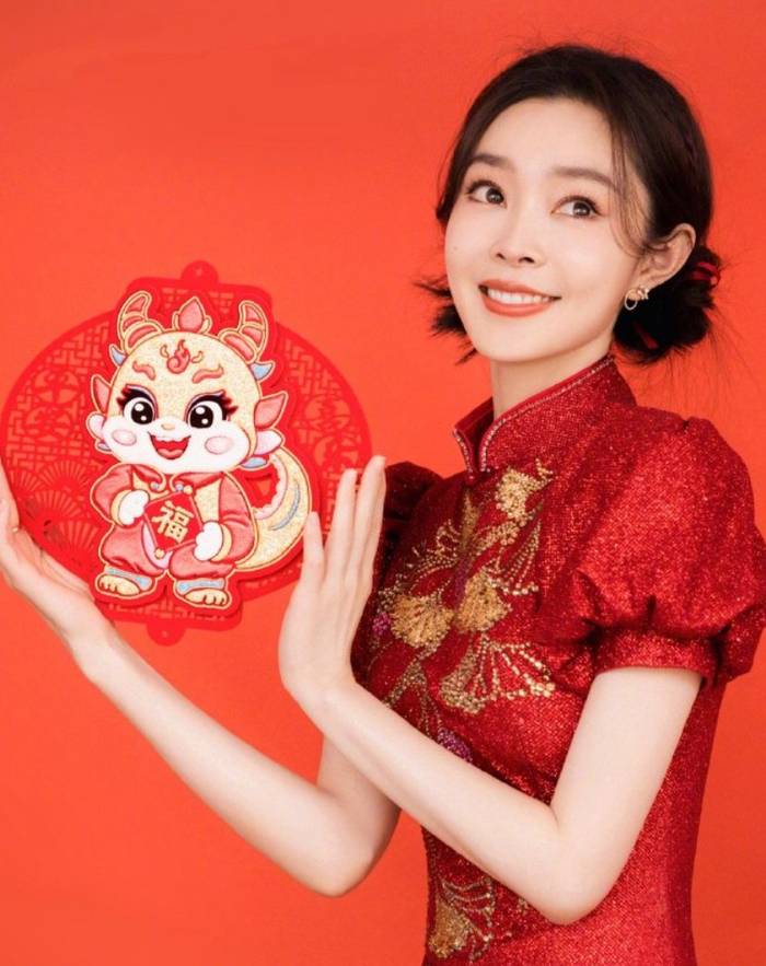 宋轶春晚旗袍造型太养眼!穿喜庆旗袍给网友拜年,笑容甜美气质好