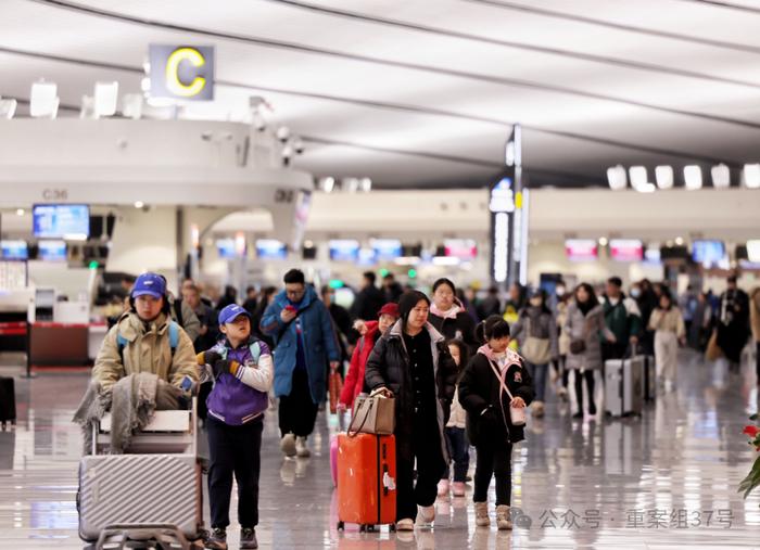 1月26日春运首日，大兴国际机场航站楼里，旅客人数明显增加。  新京报记者 陶冉 摄