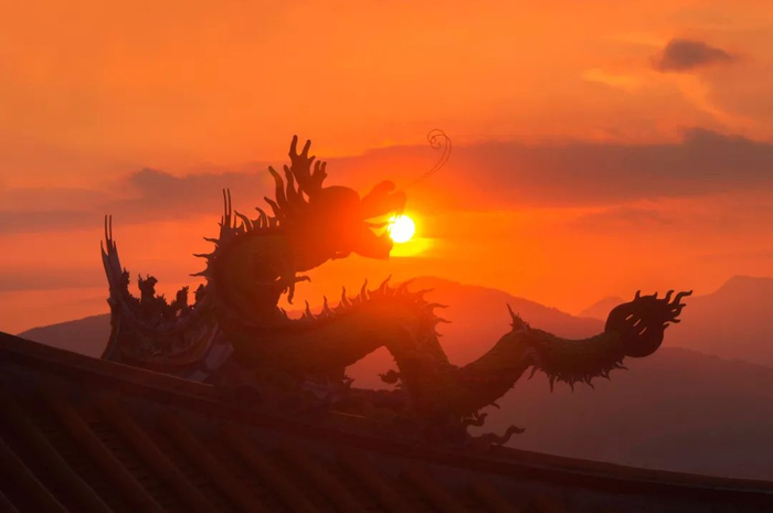 《神龙吐珠》欧阳良鹏摄于南安观音山古艮禅寺《香龙送福》王沧海摄于