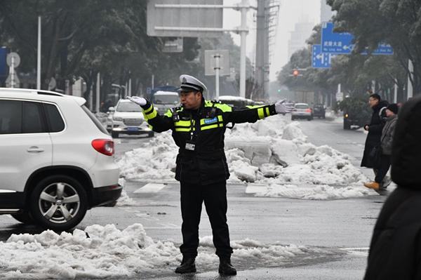 新春走基层丨冰雪路上洁白的初心——风雪中执勤交警的一天