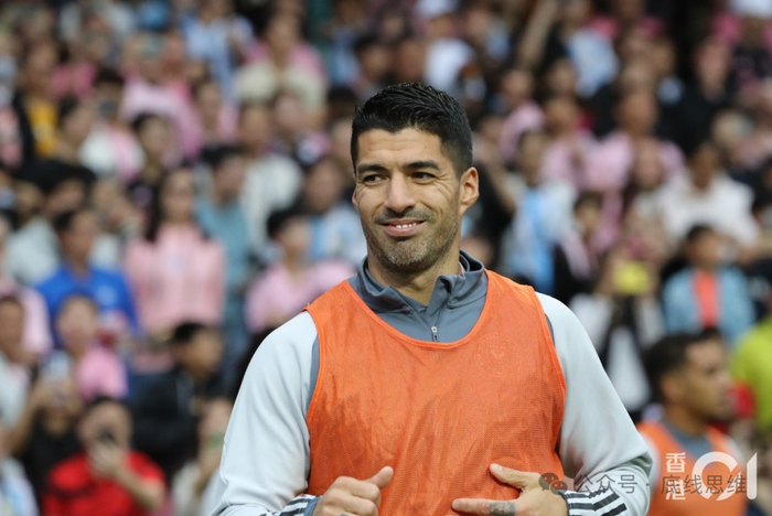 热身中的苏亚雷斯（图片来源：香港01新闻）