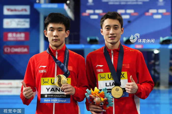 双人10米台跳水决赛进行争夺,山东运动员练俊杰搭档国家队队友杨昊以