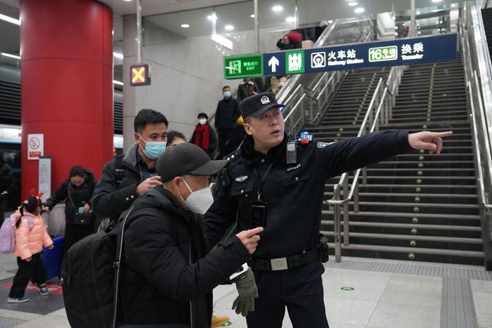 民警在地铁乘车站台为群众指路。 图源：北京警方