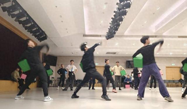 图为眉山歌舞剧院演员在彩排春晚节目。