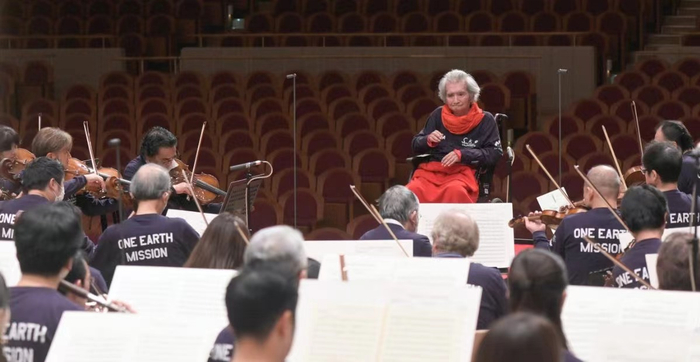 2022年，小泽征尔坐在轮椅上指挥。