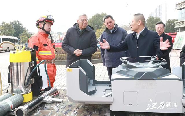 尹弘检查节前安全保障工作并慰问一线工作人员|尹弘