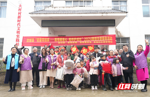 围巾,文具和本土红色故事《半条被子》连环画等爱心物资,让一张张小脸
