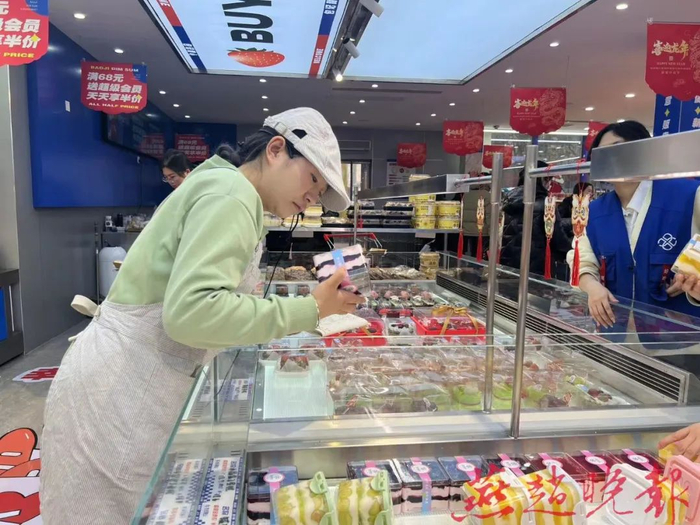 湾里庙步行街销售员杜柯昕