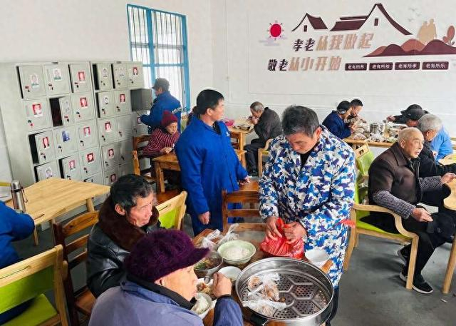 1月29日，塅尾村的老人们在“一老一小幸福院”用餐。 中青报·中青网记者记者摄