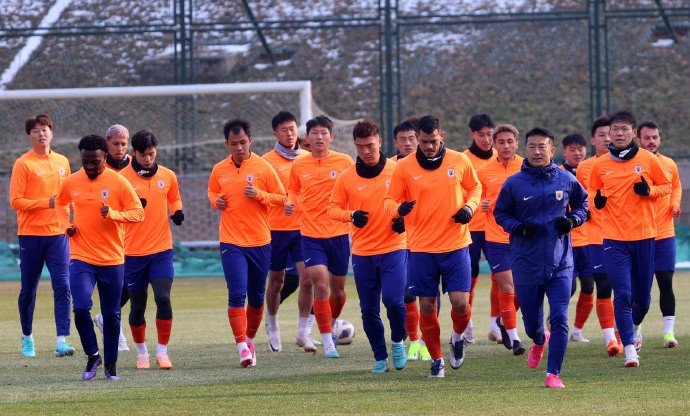 山东泰山队的教练和队员们放弃与家人团聚在基地内坚持备战训练