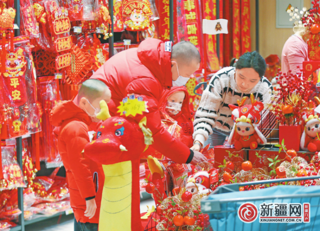 2月7日，市民在会展吾悦广场览茑超市采购新春挂饰。（全媒体记者迪丽娜尔·加力肯 陈岩 实习记者雷婷摄）