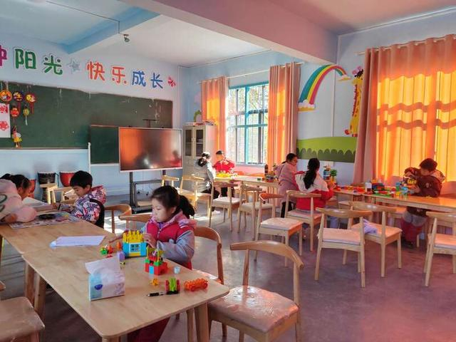 溪口村的孩子们在”一老一小幸福院“玩耍（受访者供图）