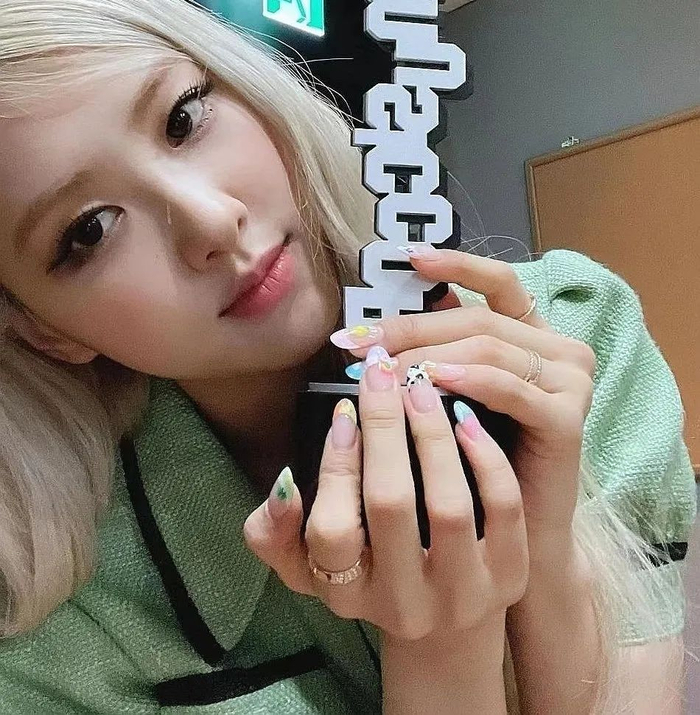 想要彩色一点的手绘美甲,朴彩英女士的这个款牛奶彩绘到现在也一质乔