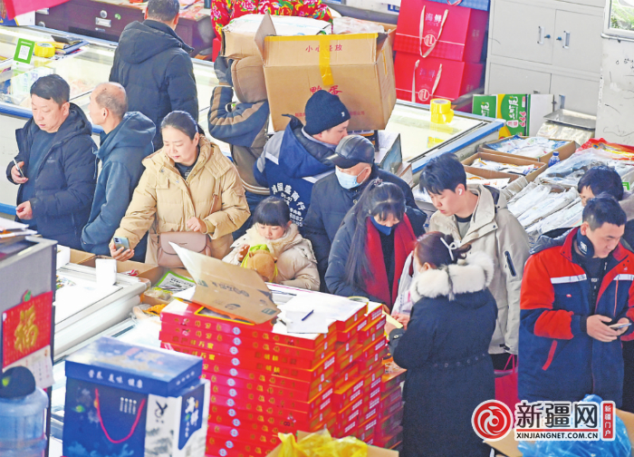 2月5日，市民在新疆海鸿国际食品物流港购买年货。（全媒体记者迪丽娜尔·加力肯 陈岩 实习记者雷婷摄）