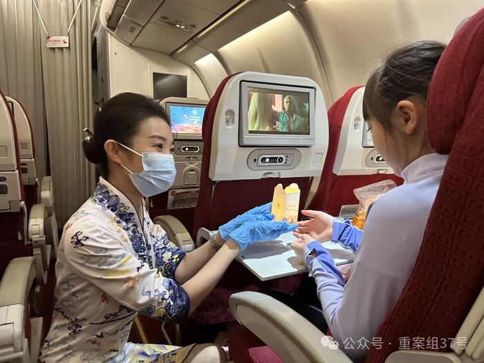 春运期间，屈芮芮在航班上服务旅客。  新京报记者 陶冉 摄