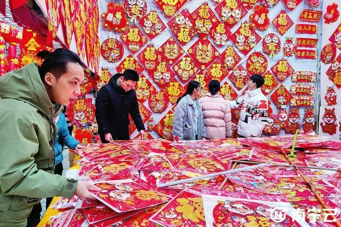 南宁市民欢欢喜喜备年货红红火火过大年