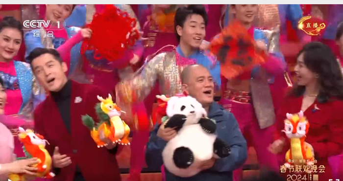 太可爱了吧顶流女明星花花在春晚和周深跳起了八段锦