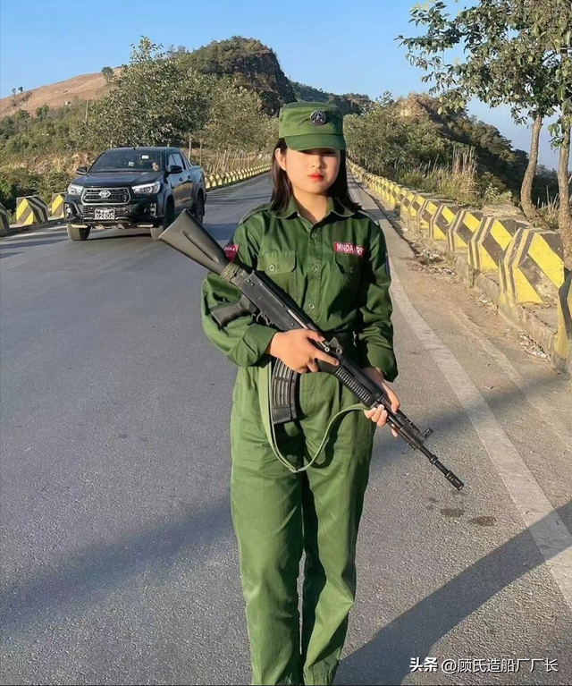 手持新款"金三角自动步枪"的民地武女兵配备新型刺刀和20发弹匣的"