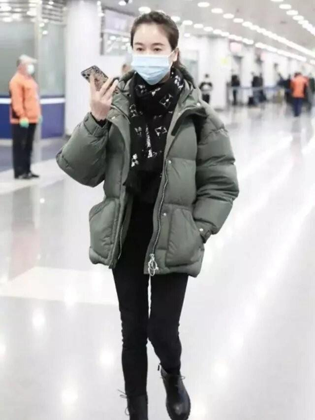 左小青又带火了一种简约穿法羽绒服白t恤阔腿裤高级又洋气