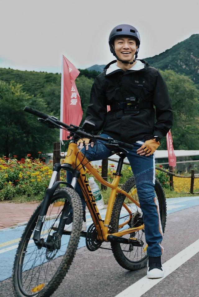 47岁撒贝宁告诉你:西装成套穿,色不过三,小个子也能穿出大气场