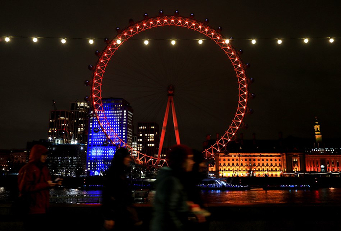 龙腾四海英国伦敦眼亮起中国红