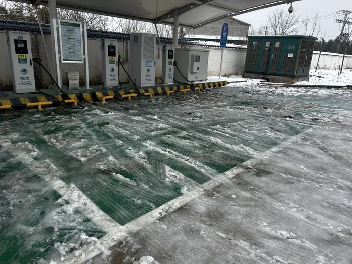 暴雪下的电动车主困于续航焦虑