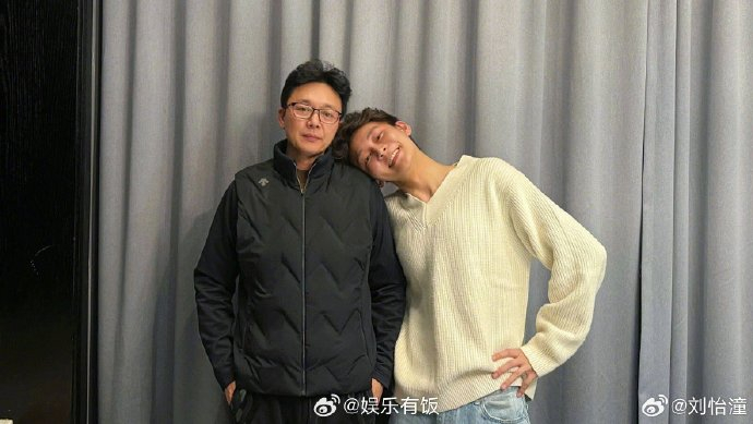 晒与爸爸@刘奕君actor 同框合照拜年,最帅父子档|刘奕君|刘怡潼_新浪
