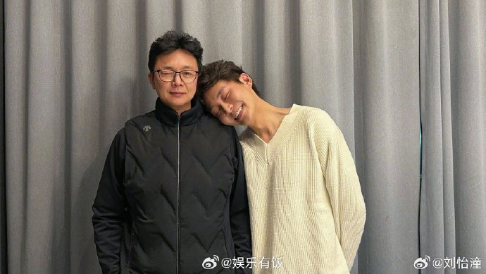 晒与爸爸@刘奕君actor 同框合照拜年,最帅父子档|刘奕君|刘怡潼_新浪