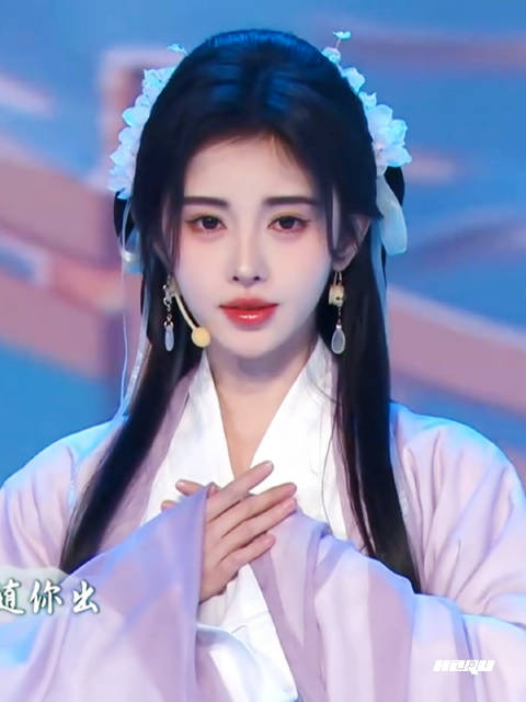 鞠婧祎 / 游山恋 思绪都跟着一颦一笑而波动