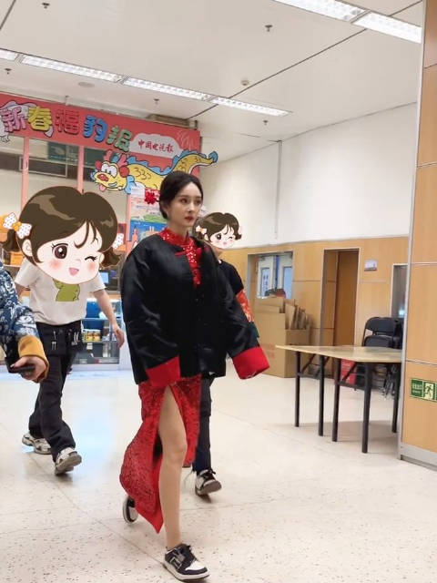 杨幂央视春晚后台视频好美啊