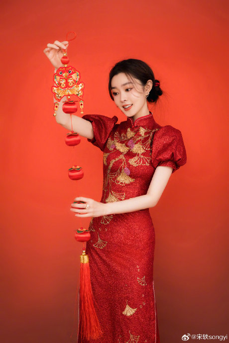 宋轶 国风红旗袍造型 完全就是年画娃娃吧~真的狠狠爱住了啊~……|红