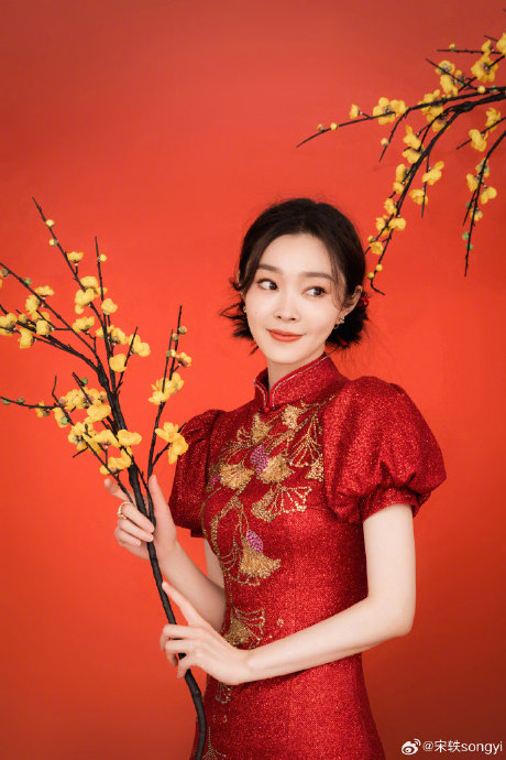 宋轶 国风红旗袍造型 完全就是年画娃娃吧~真的狠狠爱住了啊~……|红