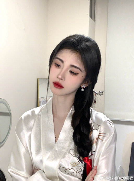 鞠婧祎东方卫视春晚造型,轻轻松松就被小鞠美到了……|鞠婧祎|东方