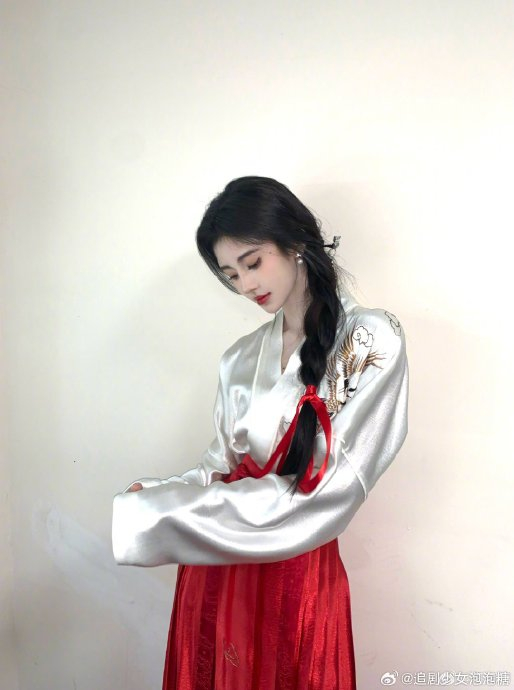 鞠婧祎东方卫视春晚造型,轻轻松松就被小鞠美到了……|鞠婧祎|东方