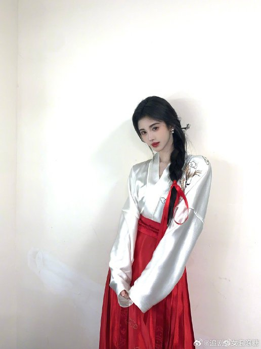 鞠婧祎东方卫视春晚造型,轻轻松松就被小鞠美到了……|鞠婧祎|东方