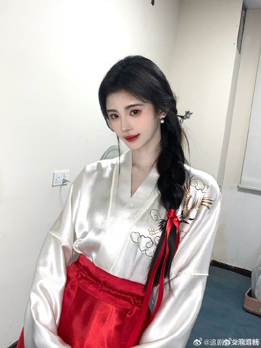 鞠婧祎东方卫视春晚造型,轻轻松松就被小鞠美到了……|鞠婧祎|东方