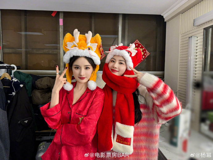 杨幂,刘诗诗春晚后台合照|杨幂|刘诗诗|春节联欢晚会_新浪新闻