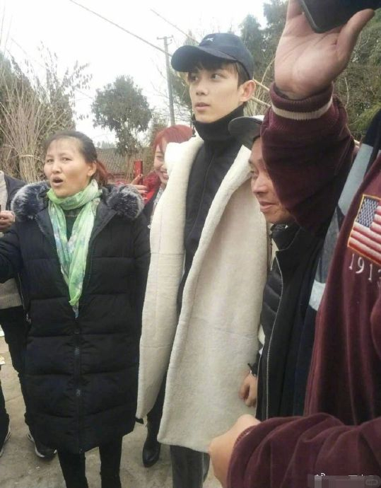 探亲…王宝强剥苞米…易烊千玺砍柴…原来明星回老家过年也穿的这么