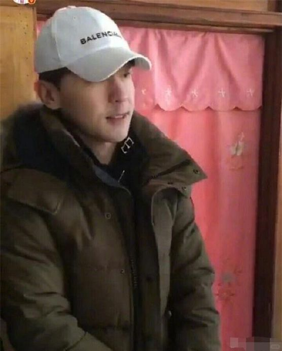 探亲…王宝强剥苞米…易烊千玺砍柴…原来明星回老家过年也穿的这么
