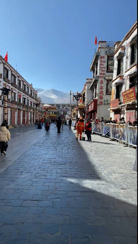 藏历新年时的八廓街,当地人排长队去大昭寺